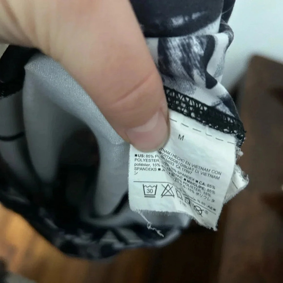 OLD NAVY ACTIVE BLACK & WHITE 7/8 LEGGINGS - Picture 4 of 4